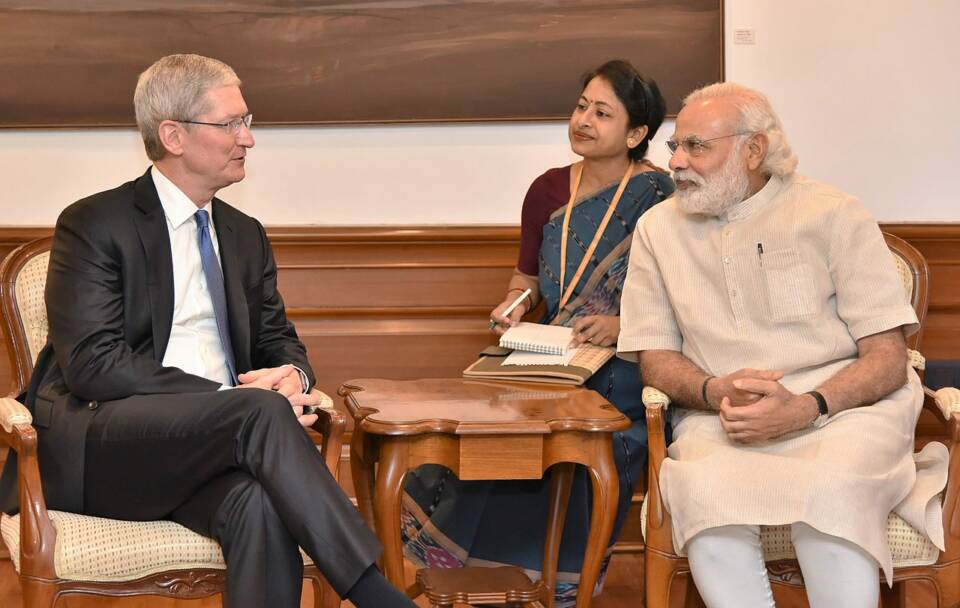 Apple CEO Tim Cook in India, Shares 'Vada Pav' with Bollywood star Madhuri  Dixit in Mumbai | Qrius